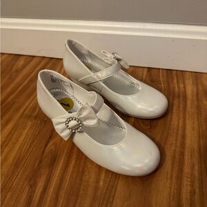Elegant Kid’s White Shimmery Mary Jane Shoes
